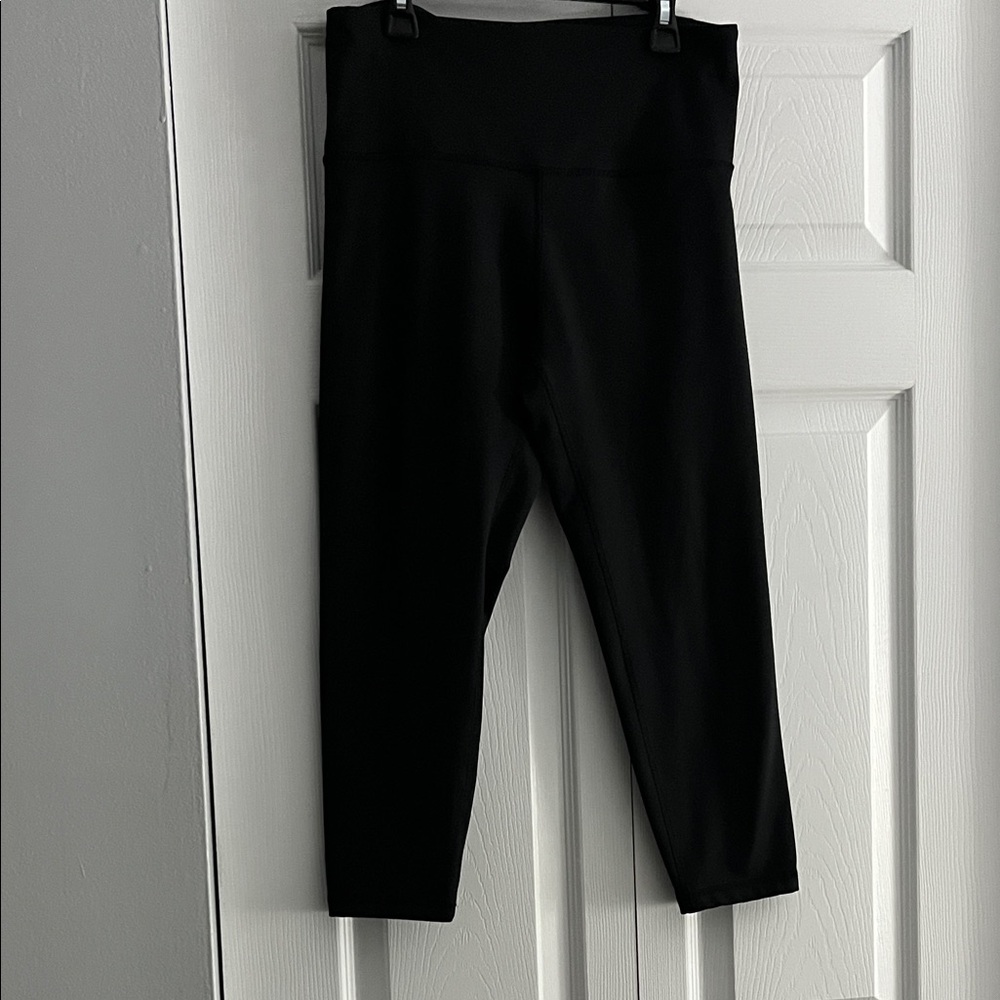 Zobha Classic Black Capris